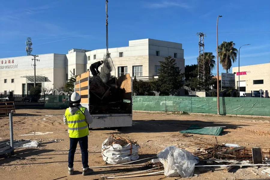 Equipo de MetalRenova cargando material en el camión con grúa