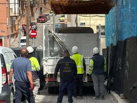 Equipo de MetalRenova cargando material en el camión
