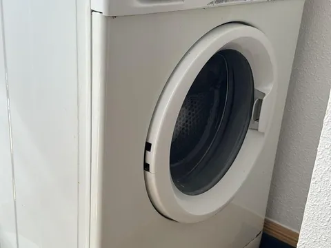 Electrodoméstico retirado en un vaciado de piso