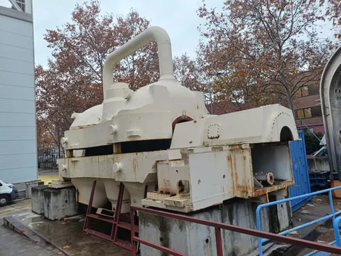 Maquinaria industrial retirada en un vaciado de nave