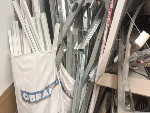Perfiles de aluminio y acero clasificados para reciclar